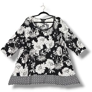 Karen Kane Size 2X Black White  Floral Top Wrinkle Free Tunic